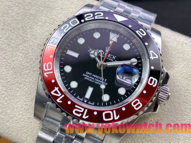 ロレックスコピー GMT-Master II（グリーンニッチ）40mm 126710BLNR“ブラック・ダイヤル＋ステンレスケース＋バイカラーセラミックベゼル（ピップス／レッド＆ブラック）＋オイスターブレスレット” メンズ専用モデル