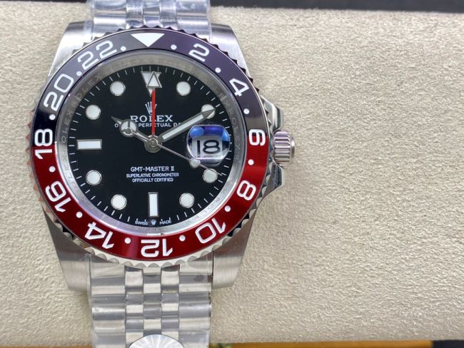 ロレックスコピー GMT-Master II（グリーンニッチ）40mm 126710BLNR“ブラック・ダイヤル＋ステンレスケース＋バイカラーセラミックベゼル（ピップス／レッド＆ブラック）＋オイスターブレスレット” メンズ専用モデル