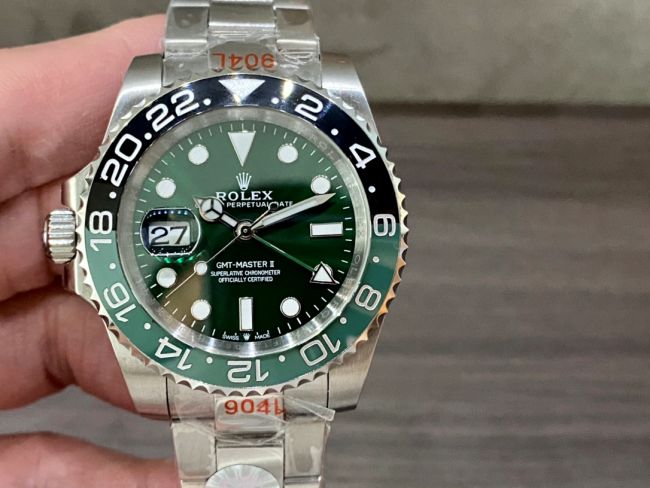 ロレックスコピー GMT-Master II（グリーンニッチ）40mm 126710BLNR“グリーン・ダイヤル＋ステンレスケース＋バイカラーセラミックベゼル（スプリット・グリーン）＋オイスターブレスレット” メンズ専用モデル