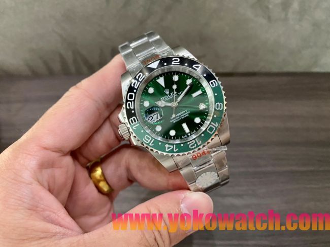 ロレックスコピー GMT-Master II（グリーンニッチ）40mm 126710BLNR“グリーン・ダイヤル＋ステンレスケース＋バイカラーセラミックベゼル（スプリット・グリーン）＋オイスターブレスレット” メンズ専用モデル