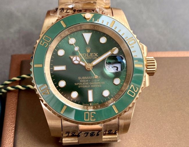 ロレックスコピー サブマリーナー（SUB）40mm 126613LN“グリーン・ベゼル＋グリーン・ダイヤル＋イエローゴールドケース＋オイスターブレスレット” メンズ専用モデル 