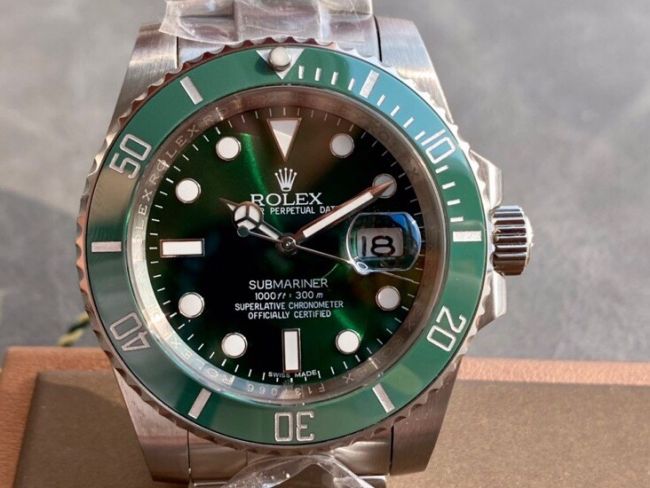 ロレックスコピー サブマリーナー（SUB）40mm 126610LN“グリーン・ベゼル＋グリーン・ダイヤル＋ステンレススチールケース＋オイスターブレスレット” メンズ専用モデル 