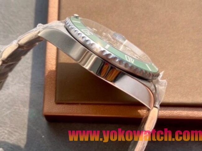 ロレックスコピー サブマリーナー（SUB）40mm 126610LN“グリーン・ベゼル＋グリーン・ダイヤル＋ステンレススチールケース＋オイスターブレスレット” メンズ専用モデル 