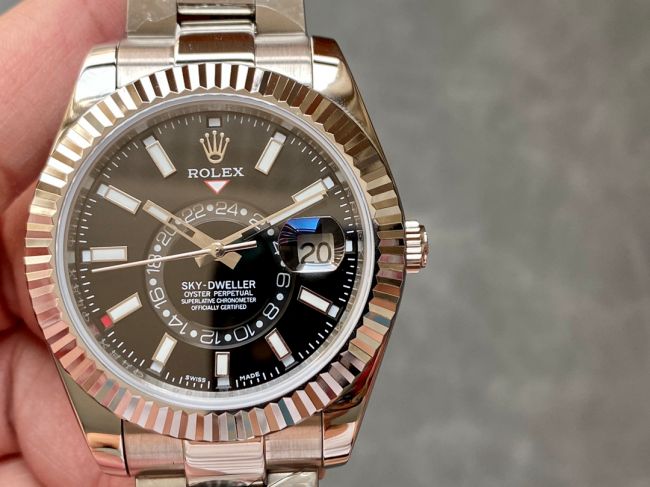 ロレックスコピー・スカイダイバー（SKY-DWELLER）40mm 326138“ブラック・ダイヤル＋イエローゴールドベゼル＋ステンレススチールブレスレット” メンズ専用モデル