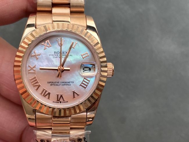 ロレックスコピー・デイトジャスト（DATEJUST）31mm 279138R“全イエローゴールド仕様＋三角坑紋ベゼル＋ローマ数字インデックス＋真珠貝ダイヤル” レディース専用モデル